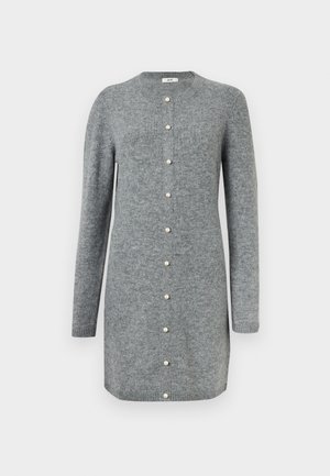 Szary sweter-dress wykonany z delikatnej dzianiny, z okrągłym dekoltem, długimi rękawami i zapięciem na perłowe guziki z przodu.
