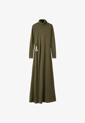 Długa sukienka w kolorze oliwkowej zieleni z długimi rękawami, golfem i paskiem w kontrastującym kremowym kolorze. Gładki materiał i długość do podłogi.