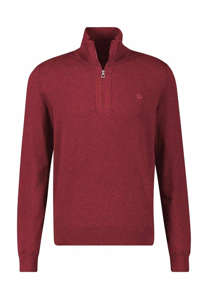 Bordeauxrode trui met een kwart ritssluiting bij de hals, lange mouwen en geribbelde boorden. Gladde textuur met een klein logo op de borst.