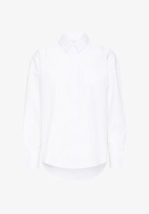 Valkoinen pitkähihaisessa paidassa on napillinen kaulus, which features pystysuorat raitakuviot, suora helma ja kerätyt hihat. Silkkinen kankaan tekstuuri.