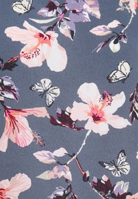Tela floral con fondo gris, que presenta flores rosas y moradas y mariposas detalladas con contornos en blanco y negro.
