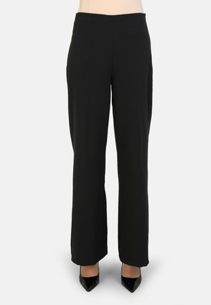 Pantaloni neri a gamba larga realizzati in tessuto liscio. Caratterizzati da un fronte piatto, senza cuciture visibili e tasche laterali. Abbinati a tacchi neri.