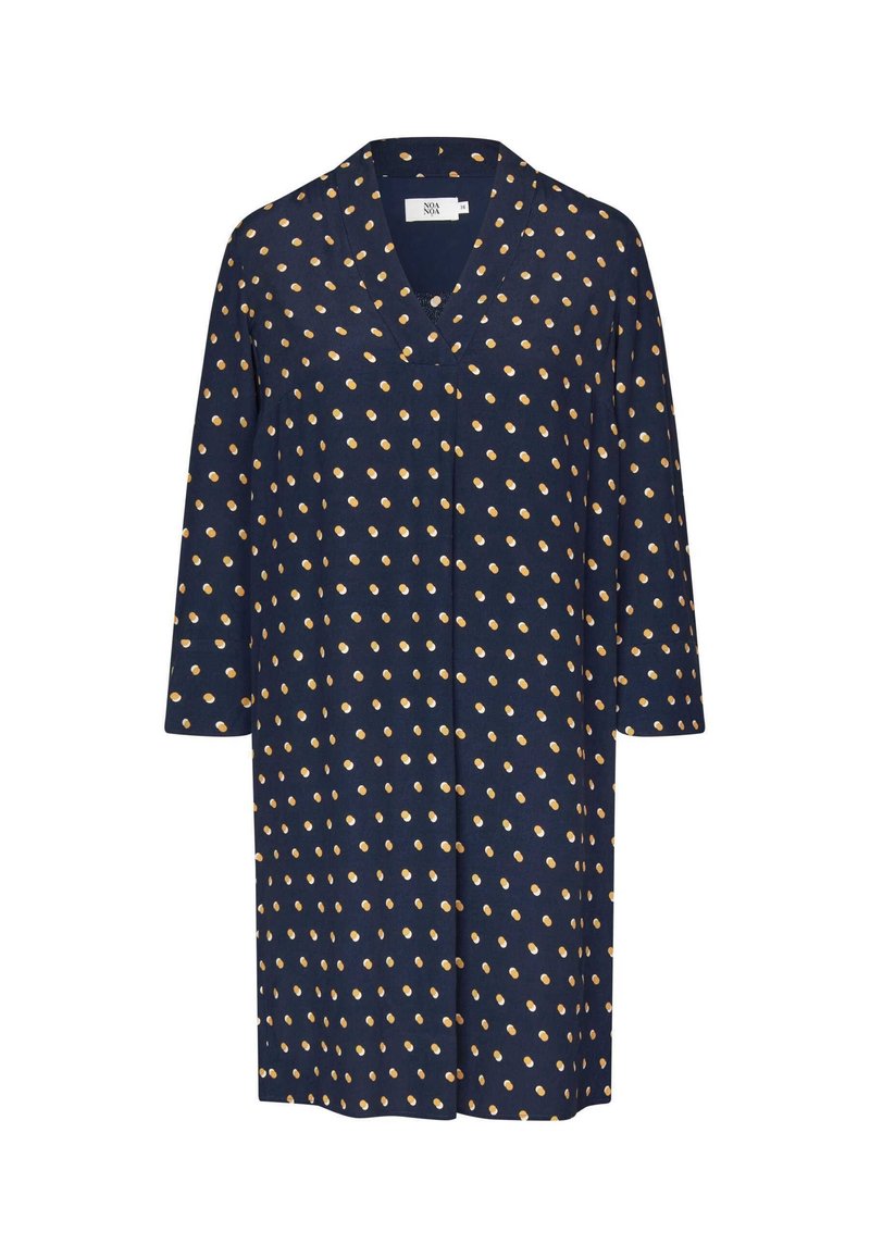 Granatowa luźna sukienka z rękawami do trzech czwartej długości, dekoltem w serek i równomiernie rozmieszczonymi pomarańczowymi kropkami na całej tkaninie.