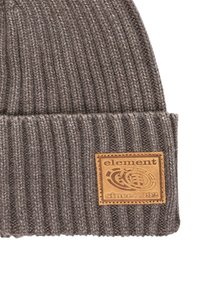 Szary dzianinowy beanie wykonany z miękkiego materiału, z prążkowanym wzorem oraz brązową skórzaną łatką z wytłoczonym napisem "element since 1992".