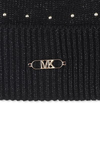 Svart stickad mössa med metalliska pärlor längs toppen, ribbad textur och en guldtonad "MK"-logotypaccent på en rektangulär platta.