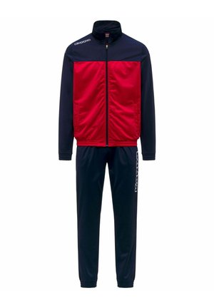 Giacca sportiva rossa e blu navy con zip abbinata a pantaloni da ginnastica blu navy con scritta del logo bianca sulla gamba sinistra.