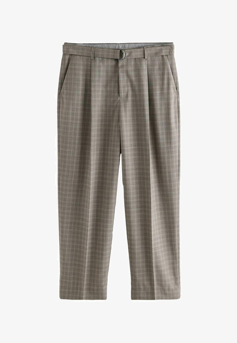 Pantalon gris à carreaux sur mesure avec plis sur le devant, poches latérales et ceinture assortie avec boucle en D métallique.