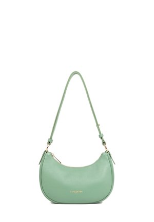 Borsa a mano in pelle verde con silhouette curva, hardware dorato, tracolla regolabile e chiusura con zip; logo del marchio in rilievo sul fronte.