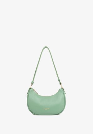 Sac à main en cuir vert avec une silhouette courbée, quincaillerie dorée, bandoulière réglable et fermeture à zip ; logo de la marque embossé à l'avant.