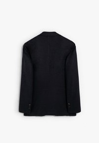 Blazer negro a medida con una textura suave, diseño de un solo botón, solapas con muescas y dos botones decorativos en los puños.