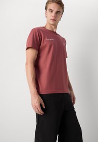 Calvin Klein Jeans 1978 TEE - T-Shirt print - apple butter