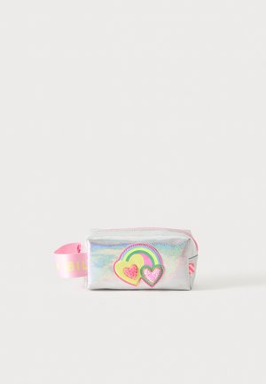Petit sac argenté avec fermeture éclair rose et sangle, décoré d’un arc-en-ciel et de deux patchs en forme de cœur pailletés sur le devant.