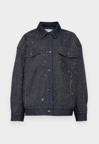 Chaqueta vaquera en azul oscuro, adornada con embellishments metálicos. Presenta dos bolsillos en el pecho y cierre de botones, con un ajuste relajado.