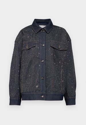 Chaqueta vaquera en azul oscuro, adornada con embellishments metálicos. Presenta dos bolsillos en el pecho y cierre de botones, con un ajuste relajado.