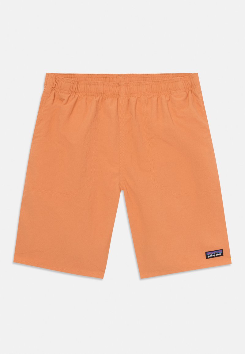 Svetlooranžové kraťasy vyrobené z hladkej tkaniny, s elastickým pásom, plochými švami a malou značkovou nálepkou pri leme.