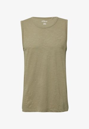 Ärmelloses olivgrünes Tanktop aus leichtem Stoff mit Rundhalsausschnitt und kleinem Logo auf der Brust. Glatte Textur, lässiges Design.