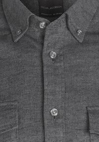 Chemise grise boutonnée avec rayures diagonales, col boutonné, poche avant et étiquette Oscar Jacobson indiquant la taille M 39-40.