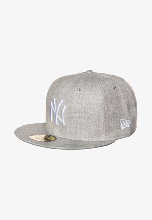 Cappellino da baseball grigio con visiera piatta, caratterizzato da un logo NY bianco ricamato sulla parte anteriore e laterale, realizzato in tessuto testurizzato.