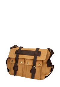 Borsa in tela beige con dettagli in pelle marrone, dotata di chiusura a pattina, tasche frontali e tracolla regolabile. Dettagli in metallo dorato.