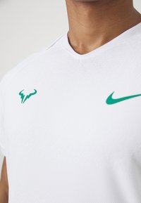 Nike Performance RAFA - Sportovní tričko - white/white/malachite