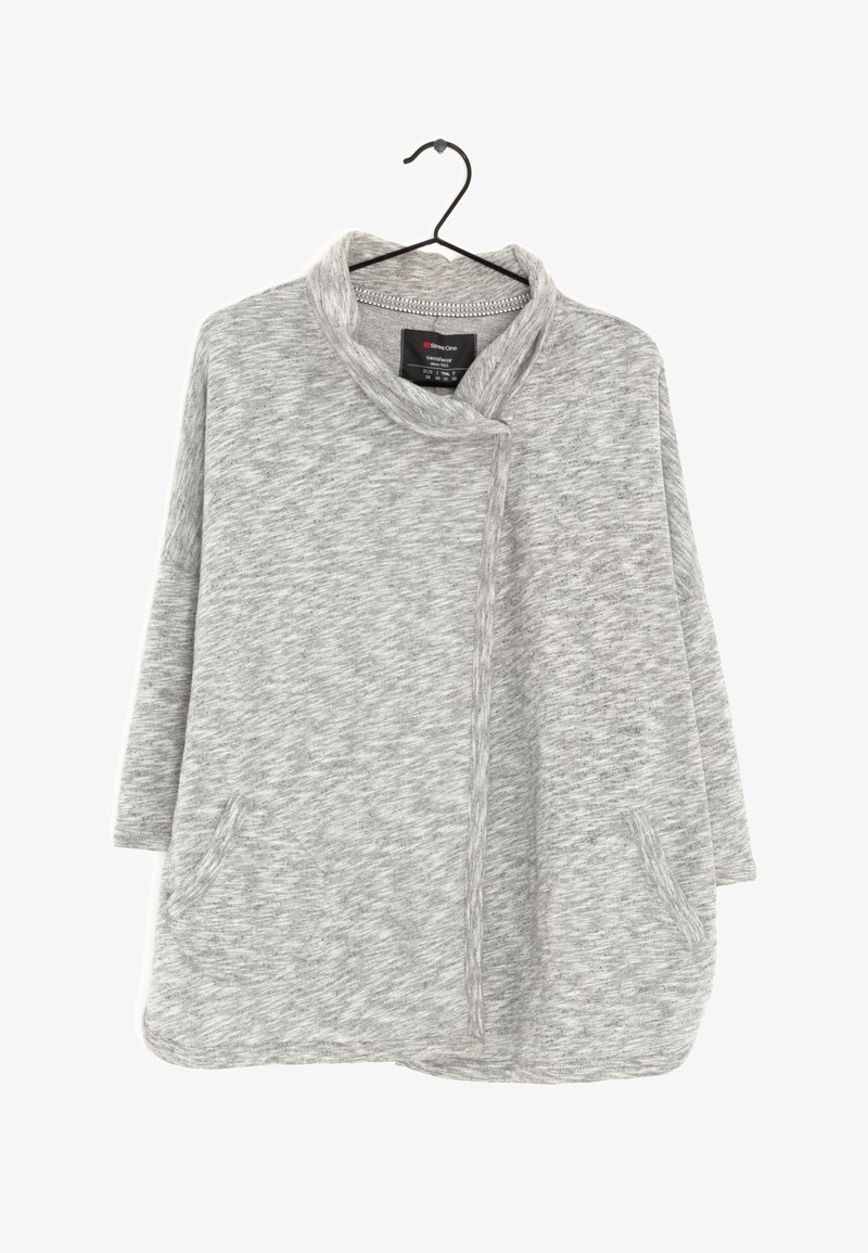 Poncho de felpa gris jaspeado con cuello de chal, mangas de tres cuartos y dos bolsillos frontales. Textura suave con un corte holgado y dobladillo curvado.
