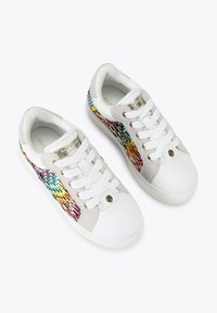 Sneakers bianchi con suola in gomma liscia, caratterizzati da dettagli colorati intrecciati e dettagli in camoscio grigio chiaro sui lati e sul tallone.