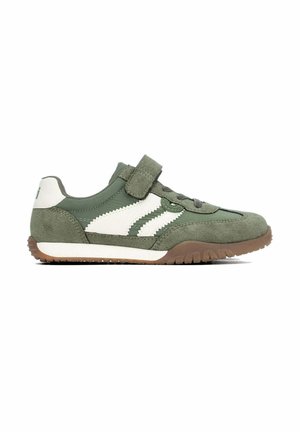 Zapatilla baja verde y blanca con tira de velcro, parte superior de ante y tela, y suela de goma marrón mostrada de perfil.