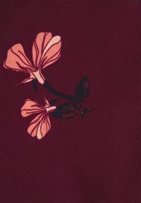 Burgunderfarbener Stoff mit floralem Design in Hellrosa und Schwarz. Die Blumen haben detaillierte Blütenblätter und dunkelgrüne Blätter.