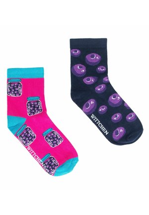 Calzini colorati: uno rosa con stampe di barattoli e accenti turchesi; l'altro blu navy con motivi di bacche viola. Entrambi hanno una finitura in tessuto misto.