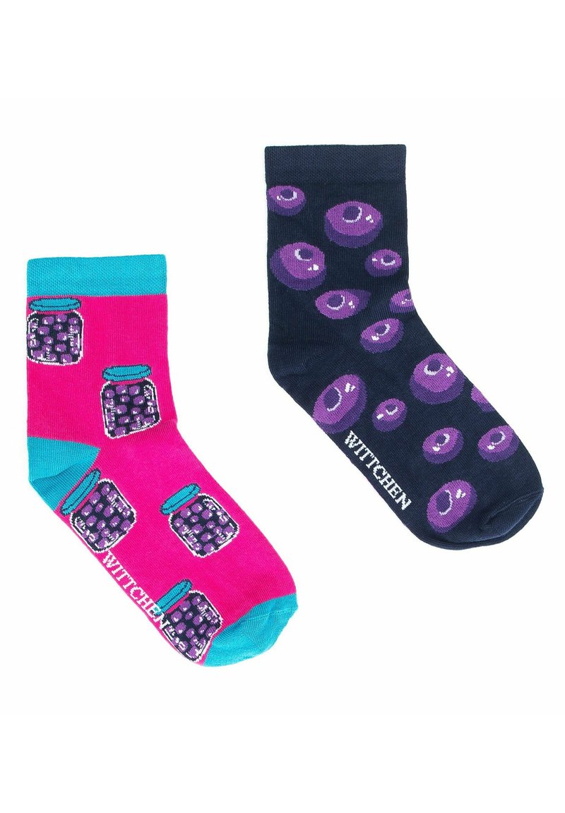 Calcetines coloridos: uno rosa con estampados de tarros y detalles en turquesa; el otro azul marino con patrones de bayas púrpuras. Ambos tienen un acabado de tejido mezclado.
