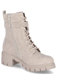 Stivaletto beige in ecopelle con suola spessa, chiusura frontale con lacci e cerniera laterale; presenta occhielli e cinturini in tonalità oro.