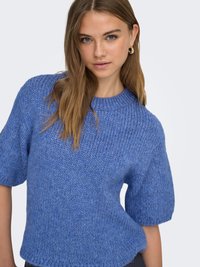 Blå stickad tröja med korta ärmar, gjord av ett texturerat garn. Har en rund halsringning och en avslappnad passform, med ett mjukt utseende.