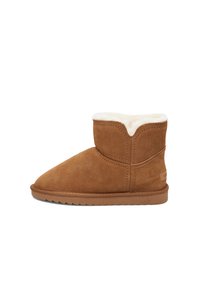 Botine din suede maro, cu o căptușeală moale de crem, vârf rotund și talpă din cauciuc texturată, având detalii cusute și un eticheta de marcă pe lateral.