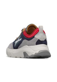 Sneaker caratterizzato da una combinazione di suede grigio, blu navy e rosso, con dettagli bianchi, una suola intermedia testurizzata e un'etichetta sul tallone.