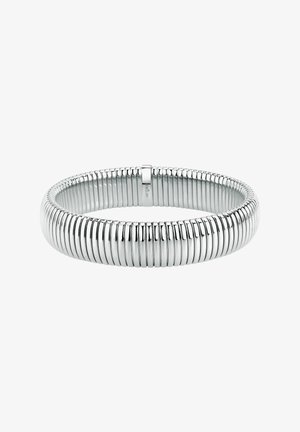 Bracciale rotondo in metallo argentato con un design tubolare rigato e una piccola chiusura al centro superiore.