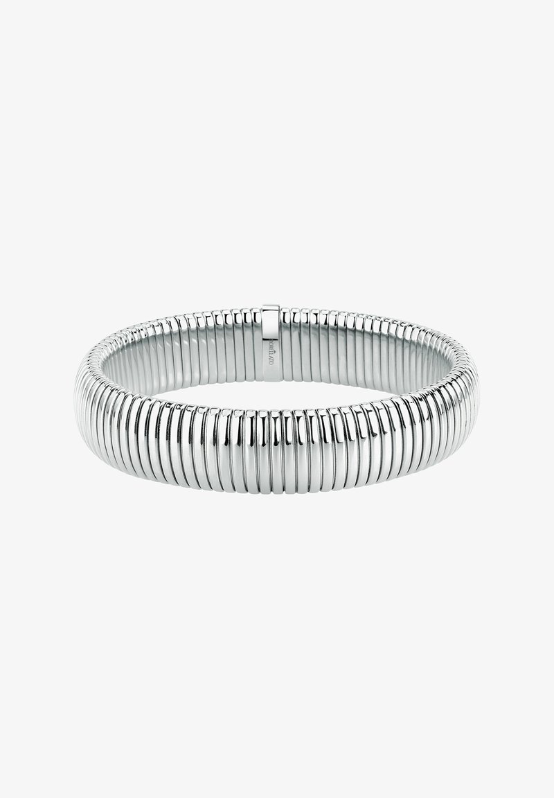 Bracciale rotondo in metallo argentato con un design tubolare rigato e una piccola chiusura al centro superiore.