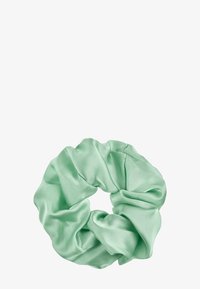 Scrunchie in satin verde menta con una superficie liscia e lucida, caratterizzato da un design arricciato e una fascia elastica per acconciare i capelli.
