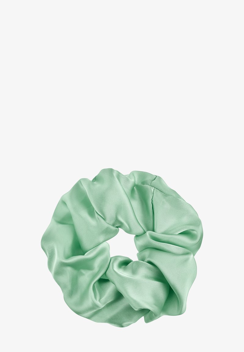 Scrunchie in satin verde menta con una superficie liscia e lucida, caratterizzato da un design arricciato e una fascia elastica per acconciare i capelli.
