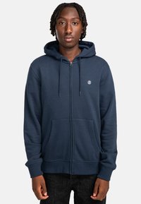 Marinefarbener Reißverschluss-Hoodie aus weichem Stoff, mit verstellbarem Kordelzugkapuze, vorderen Taschen, gerippten Bündchen und Saum, mit einem Logo auf der linken Brust.