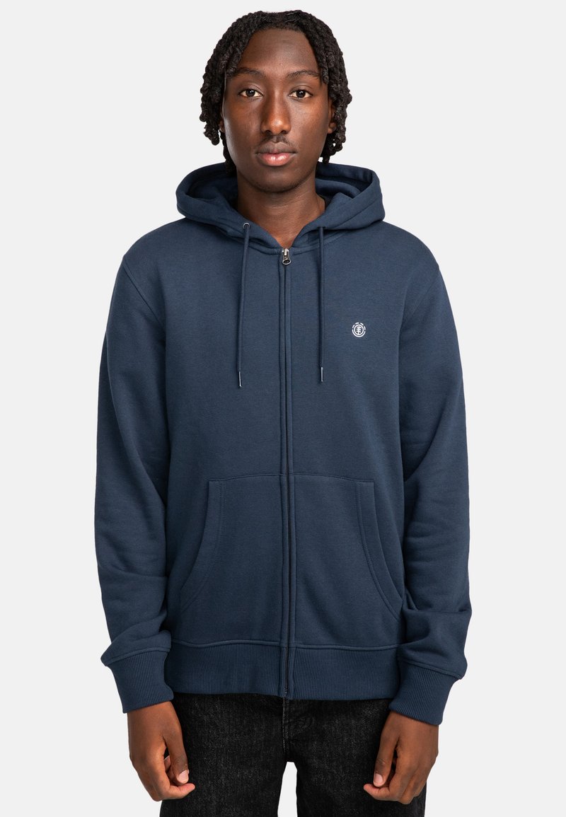 Hoodie zippé marine, tissu doux, capuche avec cordon ajustable, poches avant, poignets et ourlet côtelés, avec un logo sur la poitrine gauche.