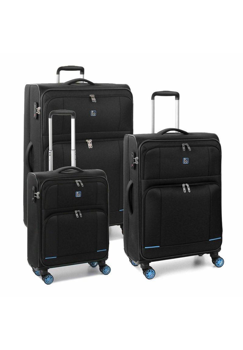 Set di valigie nere in tre pezzi realizzato in tessuto resistente. Presenta zip durevoli, diverse tasche e ruote blu per una facile mobilità.