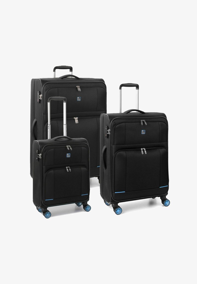Set di valigie nere in tre pezzi realizzato in tessuto resistente. Presenta zip durevoli, diverse tasche e ruote blu per una facile mobilità.