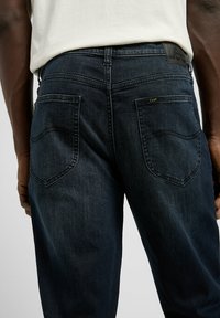 Lee AUSTIN - Jeans a sigaretta - below