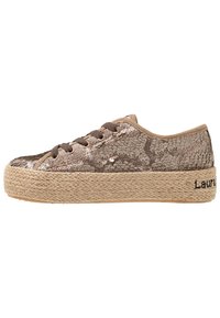 Baskets en sequins bruns avec une plateforme espadrille texturée et un design à lacets ; dotées d'une doublure en toile beige et d'une décoration latérale.