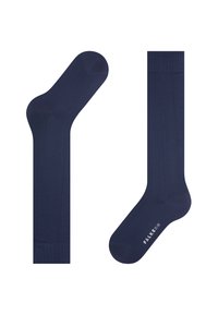 Marineblaue Socken mit glatter Textur, ausgestattet mit einer verstärkten Zehenpartie und einem gerippten oberen Abschluss. Das Etikett zeigt den Markennamen "Falke" und die Größe.