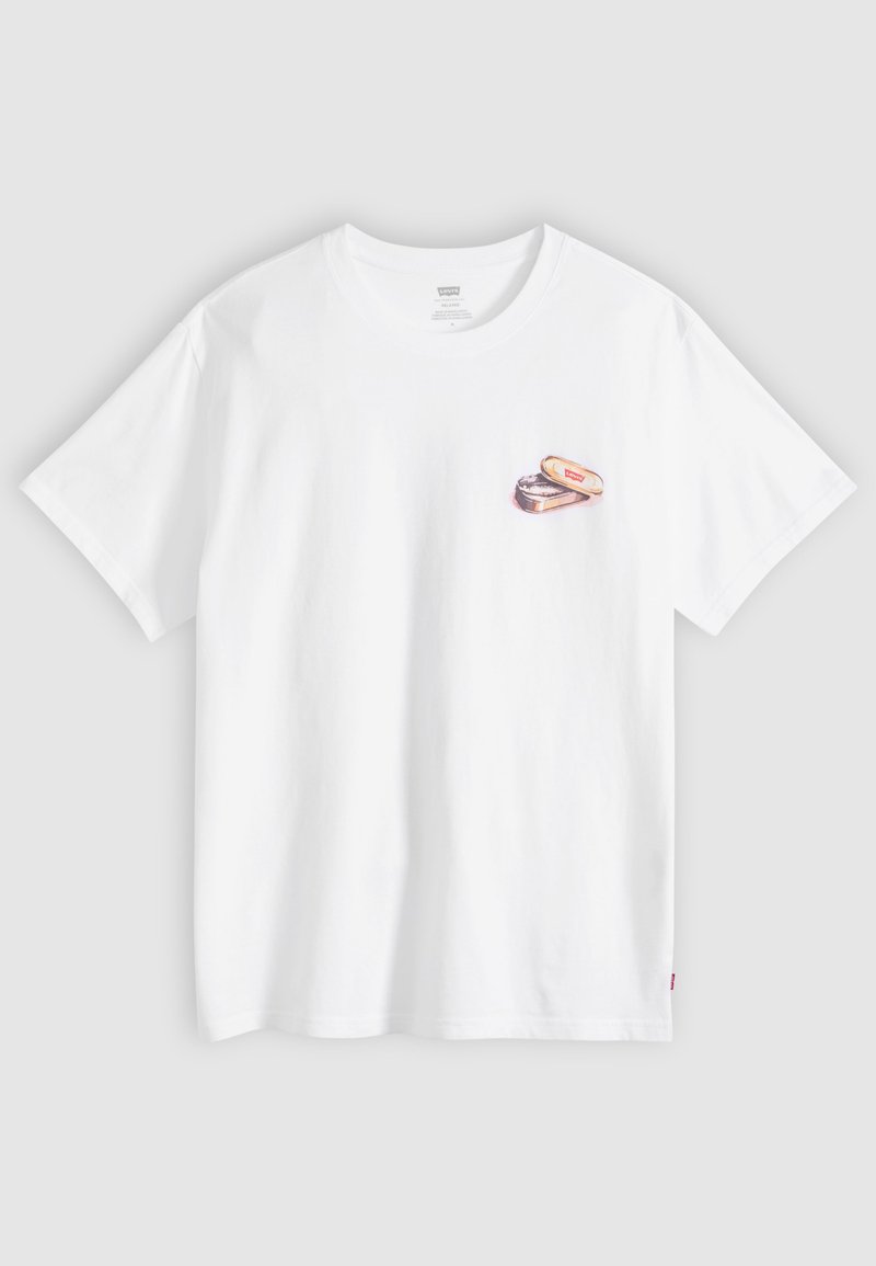 Wit T-shirt met korte mouwen met een kleine afbeelding van een open blikje op de linkerborst.