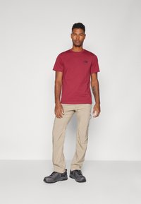 The North Face M SS SIMPLE DOME TEE - Sportska majica - beetroot