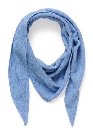 Écharpe tricotée douce bleu clair, pliée en forme de triangle lâche avec des extrémités pointues sur fond blanc.