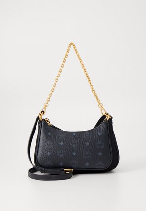 Sac à épaule en cuir noir avec chaîne en or et sangle en cuir ajustable, présentant des logos MCM en relief et des motifs en losanges.