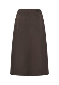Jupe en jean marron foncé longueur genou avec deux poches arrière, passants de ceinture et couture centrale au dos, vue de dos sur fond blanc.